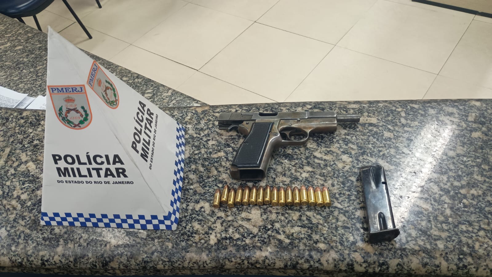 PMs do 31º BPM prendem dois criminosos na praia do Recreio dos Bandeirantes